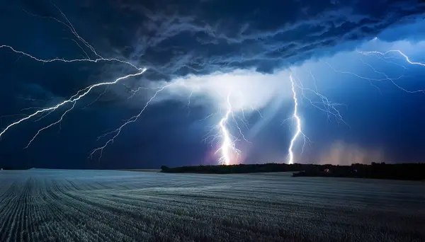 Yıldırımlı fırtınalı bir gökyüzü