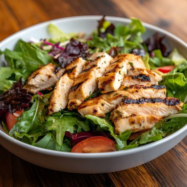 Taze sebzeli salata ızgara tavuk ve şarap.