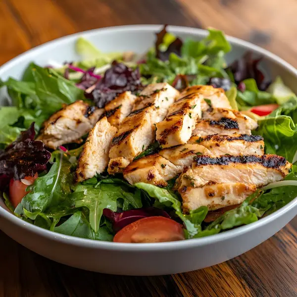 Taze sebzeli salata ızgara tavuk ve şarap.