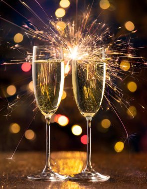 Şampanya bardakları ve arka planda maytaplar.