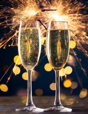 Şampanya bardakları ve arka planda maytaplar.