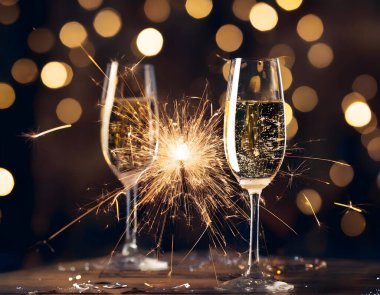 Şampanya bardakları ve arka planda maytaplar.