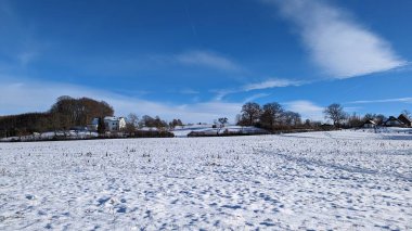Sauerland 'de kışın karlı bir tarla