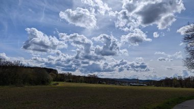 Dağ sırası olan güzel bir manzara.