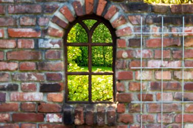 Pencereli eski tuğla duvar