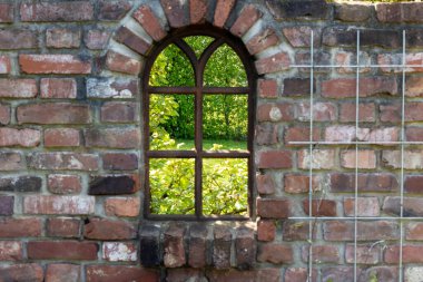 Kırmızı tuğlalı bir pencere