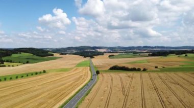 Kırsaldaki bir kır yolundaki uçaktan manzara