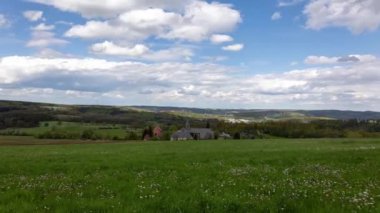 Ağacı ve dağı olan güzel bir manzara.