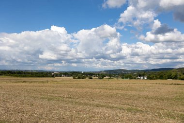 Menden Sauerland 'de küçük bir kasabası olan uzun bir çim tarlası.