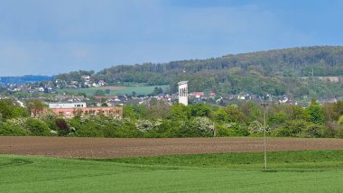 Menden Sauerland 'de küçük bir kasabası olan uzun bir çim tarlası.