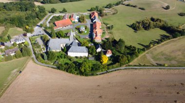 Arnsberg Sauerland 'daki Oelinghausen Manastırı üzerinde uçuş