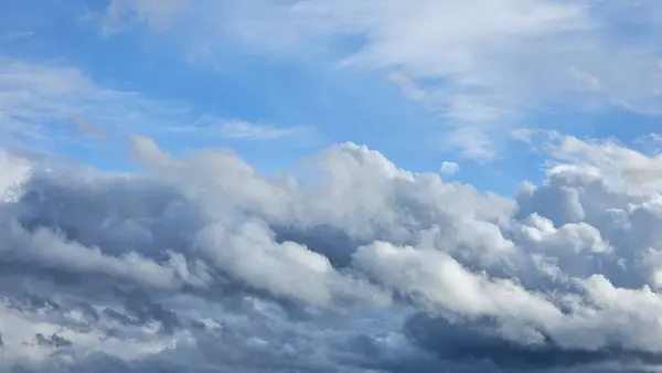 Mavi gökyüzü ve Beyaz Bulut doğa arka planı. Mavi gökyüzünde güzel bir bulut.