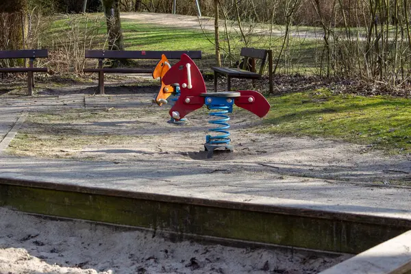 Bahar Sürücüsü Atı ile Boş Oyun Alanı