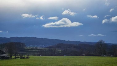 Yeşil Tarla ve Yuvarlanan Tepeler Parlak Bulutlu Gökyüzünün Altında