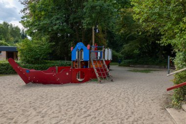 Macera oyun alanı: Halatlı korsan gemisi ve tahta merdiven