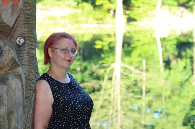 Kadının zarif ve sıradan stili, güzel gülüşüyle birleşince, olumlu ve davetkar bir atmosfer yarattı.