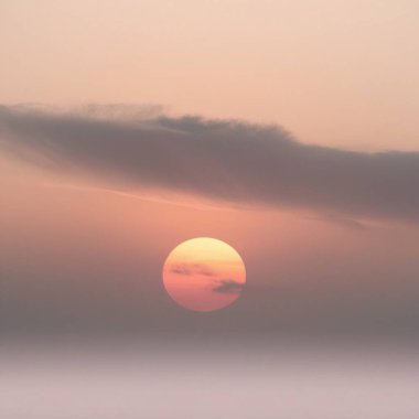 Sahnedeki ses hoparlörünün kapatılması ve arka plandaki izleyicilerin AI Resim Oluşturucu şablonu.