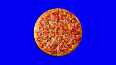 Restoran menüsü için mavi ekran krom üzerine pizza..