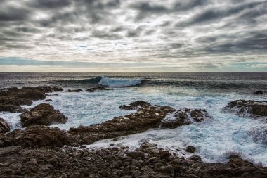 La Palma kıyılarında yüksek dalgalar (Kanaryalar, İspanya)