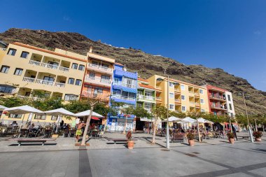 La Palma 'nın batı kıyısındaki Tazacorte şehri (Kanaryalar, İspanya)