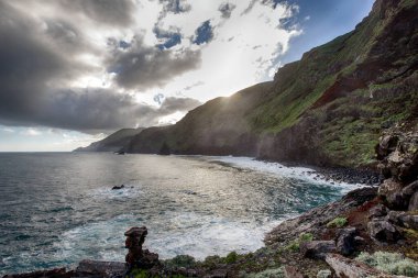 La Palma Adası 'nın kuzeyinde (Kanarya Adaları, İspanya) engebeli sahilde gün batımı (La Fajana))