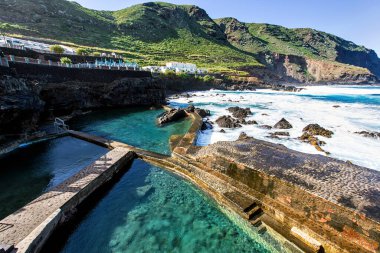 La Palma (Kanarya Adaları, İspanya) adasında doğal yüzme havuzları (Piscinas de La Fajana))
