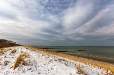 Almanya 'da Baltık Denizi sahillerinde kar tepelerini kapladı 