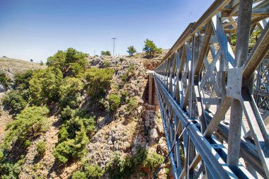 Girit adasındaki Aradena Kanyonu üzerindeki Metal Köprü (Yunanistan)