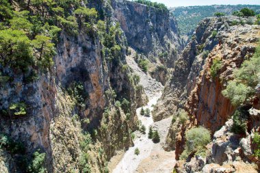 Girit adasındaki Aradena Kanyonu üzerindeki Metal Köprü (Yunanistan)