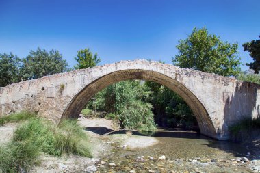 Girit Adası 'ndaki Platis Potamos Nehri üzerindeki taş köprü (Yunanistan)