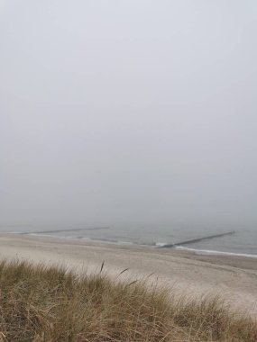 Almanya 'nın kuzeyinde Baltık Denizi' nde sisli plaj (Heiligendamm)