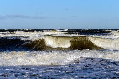 Alman Baltık Denizi kıyısındaki bir fırtına dalgası sırasında (Rostock)