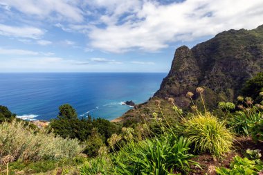 Portekiz, Madeira 'nın kuzey kıyısındaki Boaventura yakınlarındaki engebeli kayalıklar, bereketli bitki örtüsü ve geniş Atlantik Okyanusu adaların doğal güzelliğini ve dramatik manzarasını gözler önüne seriyor.