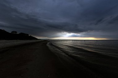 Almanya 'nın başkenti Warnemnde sakin bir akşam. Kasvetli bir gökyüzünün altında hafif dalgalar süzülüyor. Güneş Baltık Denizi' nin üzerinde batıyor.