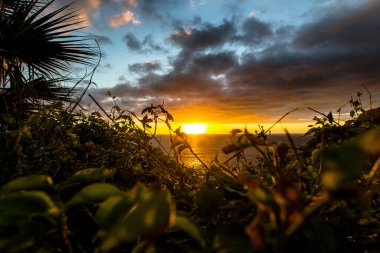 Madeira adasında atmosferik gün batımı (Portekiz)