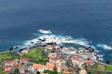 Porto Moniz, Madeira 'nın nefes kesici manzarası Atlantik Okyanusu ve büyüleyici sahil kasabasıyla çevrili ikonik doğal yüzme havuzlarını gözler önüne seriyor.