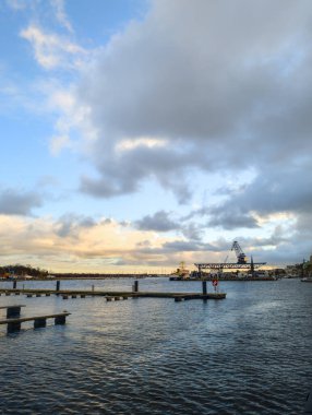 Kuzey Alman Hanedan şehri Rostock 'taki Warnow nehrinin manzarası