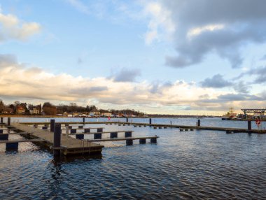 Kuzey Alman Hanedan şehri Rostock 'taki Warnow nehrinin manzarası