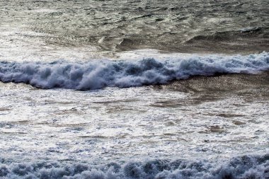 Madeira adasının Atlantik kıyılarında dalgalar kopuyor (Jardim do Mar, Portekiz)