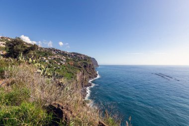Adanın kayalık kıyıları Madeira adasındaki Ribeira Brava villasını kapatır (Portekiz)