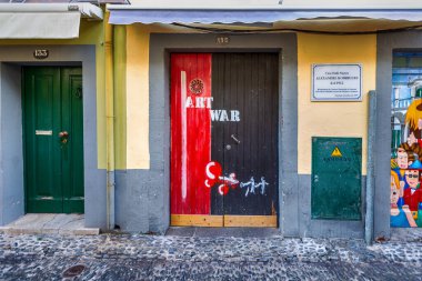Eski Funchal (Madeira, Portekiz) şehrinde sanatsal olarak tasarlanmış kapılar)