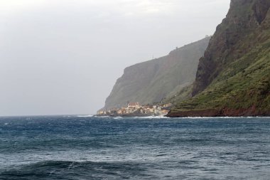 Madeira kıyısındaki Paul do Mar adlı cennet köyünün manzarası (Portekiz))