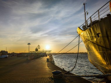 Rostock şehir limanında gün batımı (Mecklenburg-Batı Pomerania, Almanya)