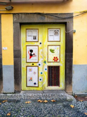 Eski Funchal (Madeira, Portekiz) şehrinin kapıları ustalıkla tasarlanmıştır.)