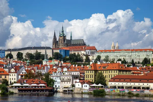Prag 'ın kale kompleksi (Prask hrad) ve şehir merkezinde Saint Vitus Katedrali (Çek Cumhuriyeti) bulunan eski kasabasının manzarası)