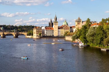 Çek Cumhuriyeti 'nin başkenti Prag' da Vltava Nehri, Charles Köprüsü ve Eski Şehir Köprüsü manzarası