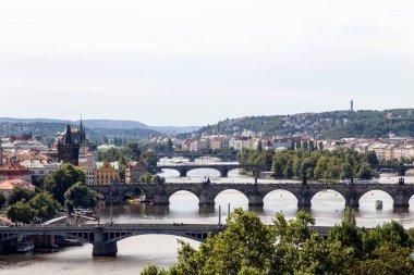 Prag 'ın Eski Kenti' nin (Çek Cumhuriyeti) ünlü köprüleriyle Vltava Nehri manzarası)