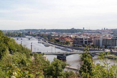 Çek Cumhuriyeti 'nin başkenti Vltava nehri ve Svatopluk Teknoloji Köprüsü' nün manzarası