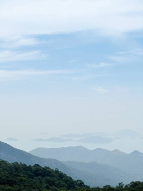 Yeşil tepeli ve mavi gökyüzü olan dağ manzarası, Lantau Adası, Hong Kong