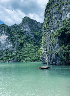 Deniz manzaralı güzel adalar, Ha Long Körfezi, Vietnam